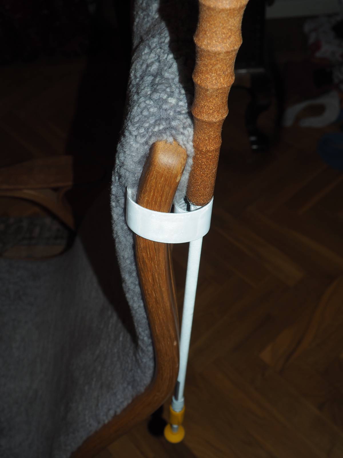 Bild på käppen fastsatt med käpphållaren på ryggstödet på en fåtölj